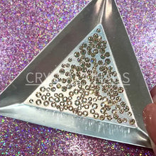 Load and play video in Gallery viewer, Flatback Crystals, Round, Non-Hotfix PRECIOSA, Honey
